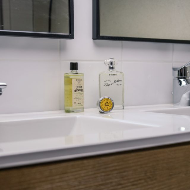 🛁 Rituels de beauté, moments pour soi ✨

La salle de bain, ce petit sanctuaire où l’on se retrouve. Quelques minutes chaque matin ou chaque soir pour prendre soin de soi, se reconnecter, respirer. Nettoyer, hydrater, masser… Ce ne sont pas que des gestes, ce sont des attentions, des pauses bien-être où Féret est là pour vous accompagner dans ce tumulte du quotidien💆‍♀️🌿 

#RoutineBeauté  #SelfCare #bodycare #entreprisefamiliale #wellness #moisturize #hydratation #feretparfumeur #familybusiness