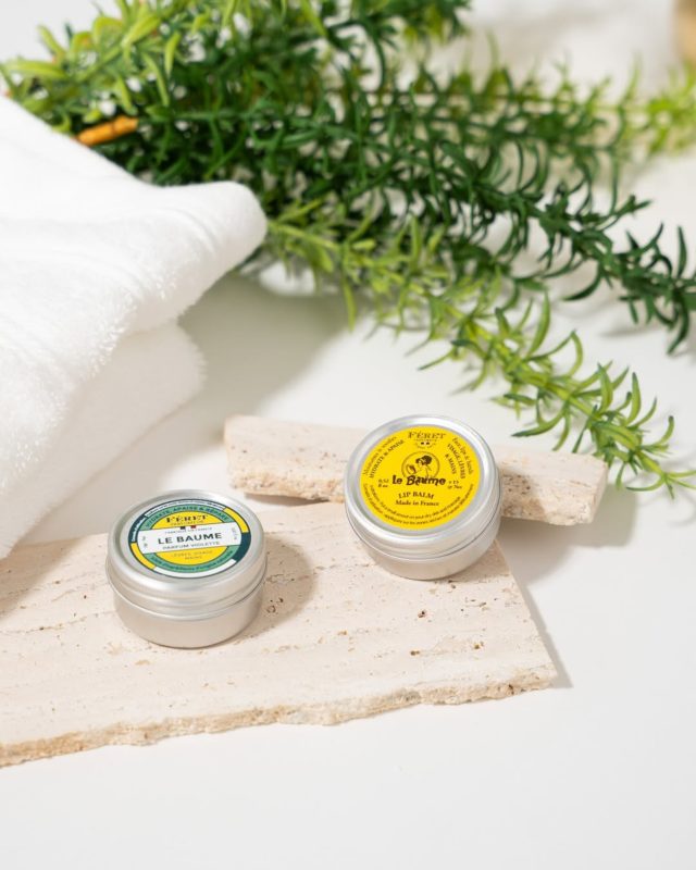 💋 Le geste douceur par excellence 💋

Petit mais essentiel : le baume à lèvres, ce héros discret de notre routine beauté. Il protège, répare, adoucit… et sublime en un seul passage.
Formulé avec des ingrédients naturels, il enveloppe les lèvres d’un voile nourrissant sans effet collant.
À glisser dans tous les sacs et à appliquer sans modération ☀

#SoinDesLèvres #RoutineBeauté #IngrédientsNaturels #LipCareLover #balm #rose #bodycare #baume #entreprisefamiliale #violet #madeinfrance #hydratation #moisturize #feretparfumeur #violette